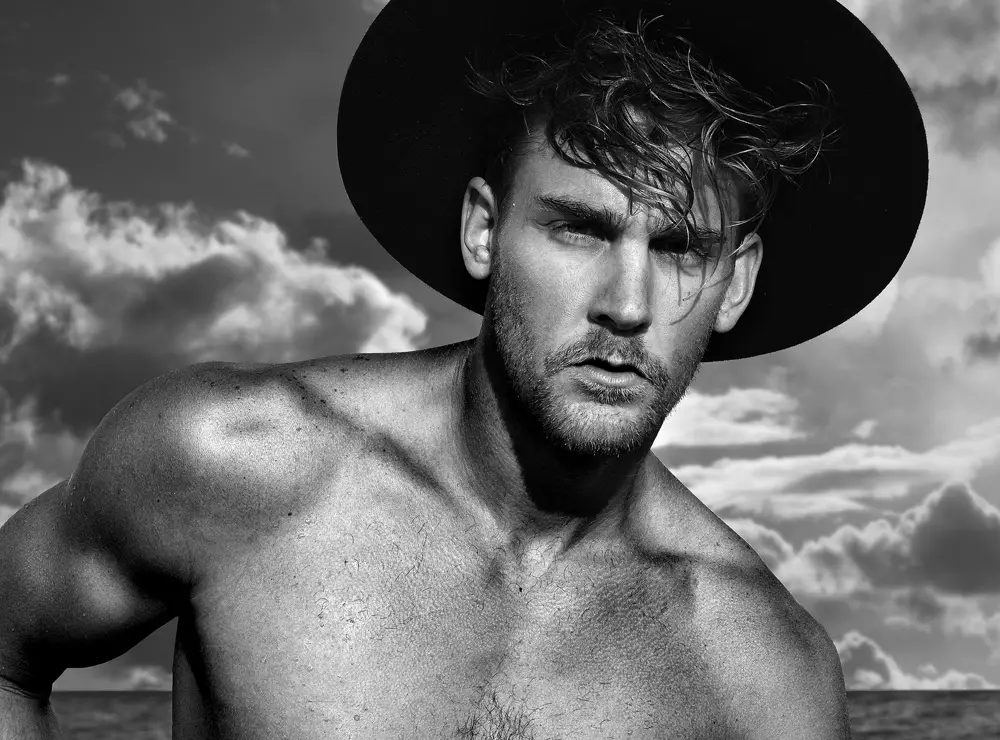 Ek weet jy hou van hierdie soort strandsessies met vars nuwe gesigte, wel hierdie is 'n eksklusiewe werk deur fotograaf Stevan Reyes met die hoofrol deur die manlike model Matthew Billman verteenwoordig deur Soul Artist Management, MSA Models LA, en Elite Models Miami. Eksklusiewe skoot geregtig