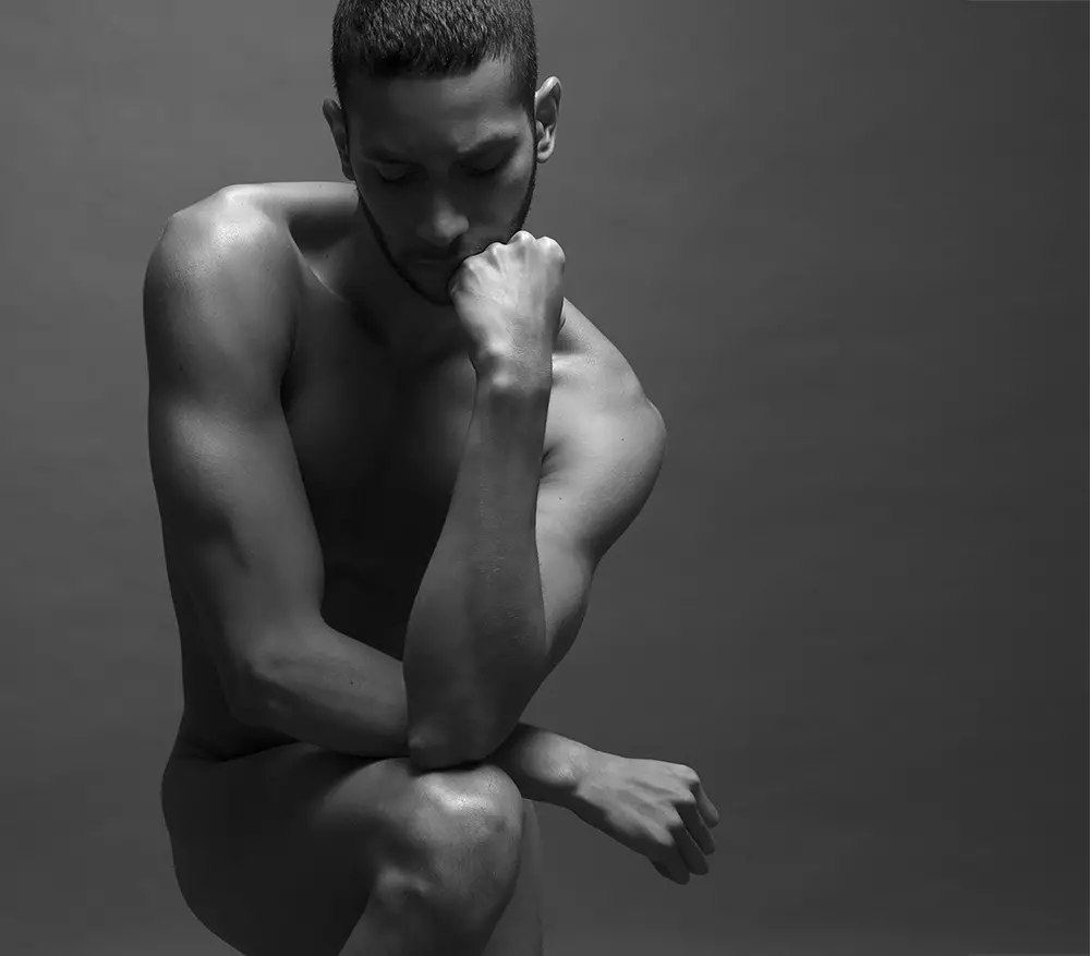 No podemos creerlo. En las siguientes imágenes de este retrato de desnudo masculino presentado por el fotógrafo Rubén Tomas con el modelo masculino Sergio Acevedo, tiene un cuerpo tan agradable y liso, sin imperfecciones de ningún tipo.