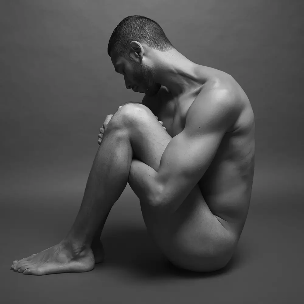 Wir können es nicht glauben. In den folgenden Bildern dieses Male Nude-Porträts, das der Fotograf Ruben Tomas mit dem männlichen Model Sergio Acevedo präsentiert, hat er einen so schönen, glatten Körper ohne jegliche Unvollkommenheiten.