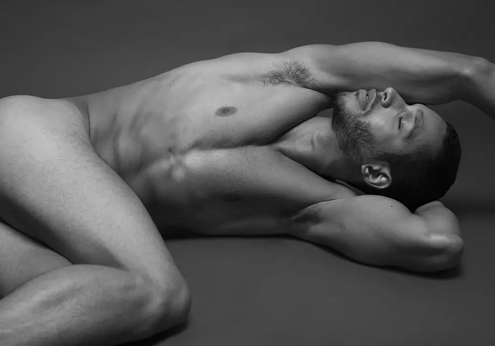 Vi kan ikke tro det. I de følgende bildene av dette mannlige nakenportrettet presentert av fotograf Ruben Tomas med den mannlige modellen Sergio Acevedo, har han en så fin kropp med jevn passform, ingen ufullkommenheter overhodet.