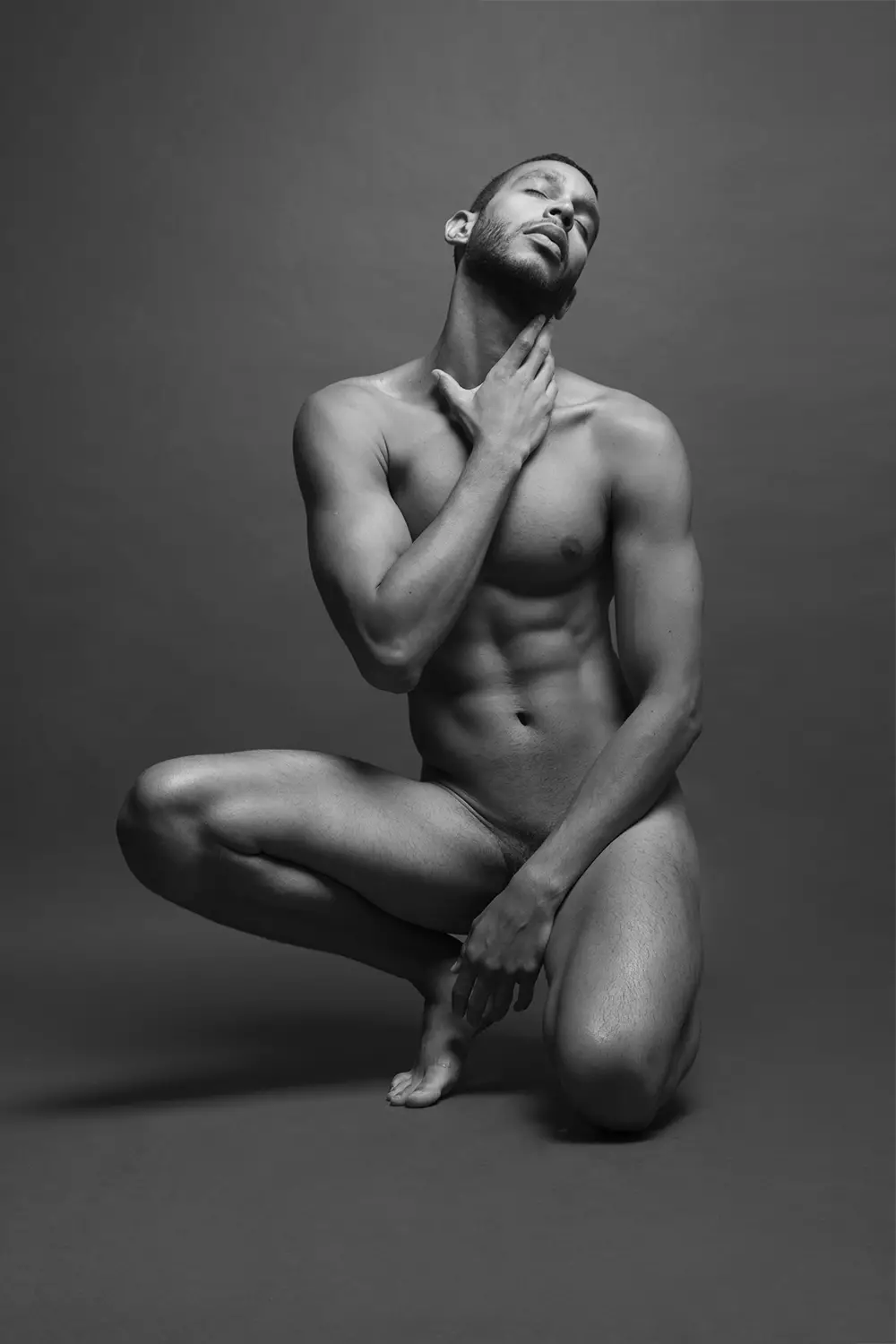 Non o podemos crer. Nas seguintes imaxes deste retrato desnudo masculino presentado polo fotógrafo Ruben Tomas co modelo masculino Sergio Acevedo, ten un corpo tan bonito e suave, sen ningún tipo de imperfección.