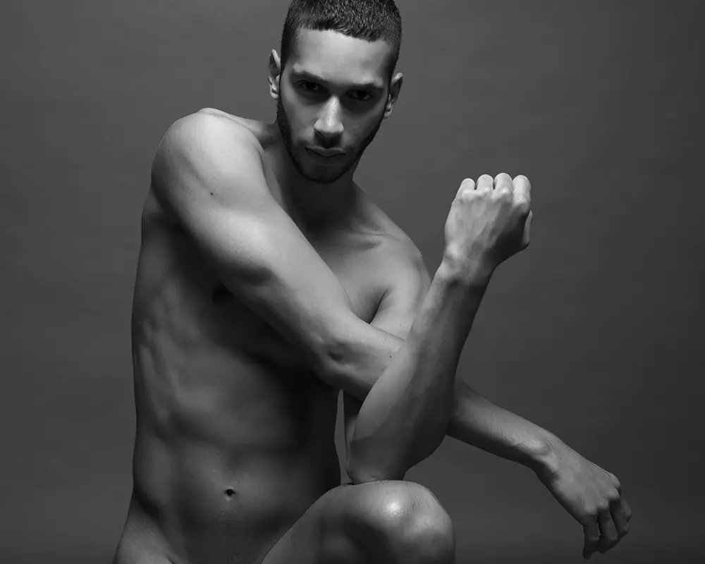 Não dá para acreditar. Nas imagens a seguir deste retrato de Nu Masculino apresentado pelo fotógrafo Ruben Tomas com o modelo masculino Sergio Acevedo, ele tem um corpo tão liso e bonito, sem nenhuma imperfeição.