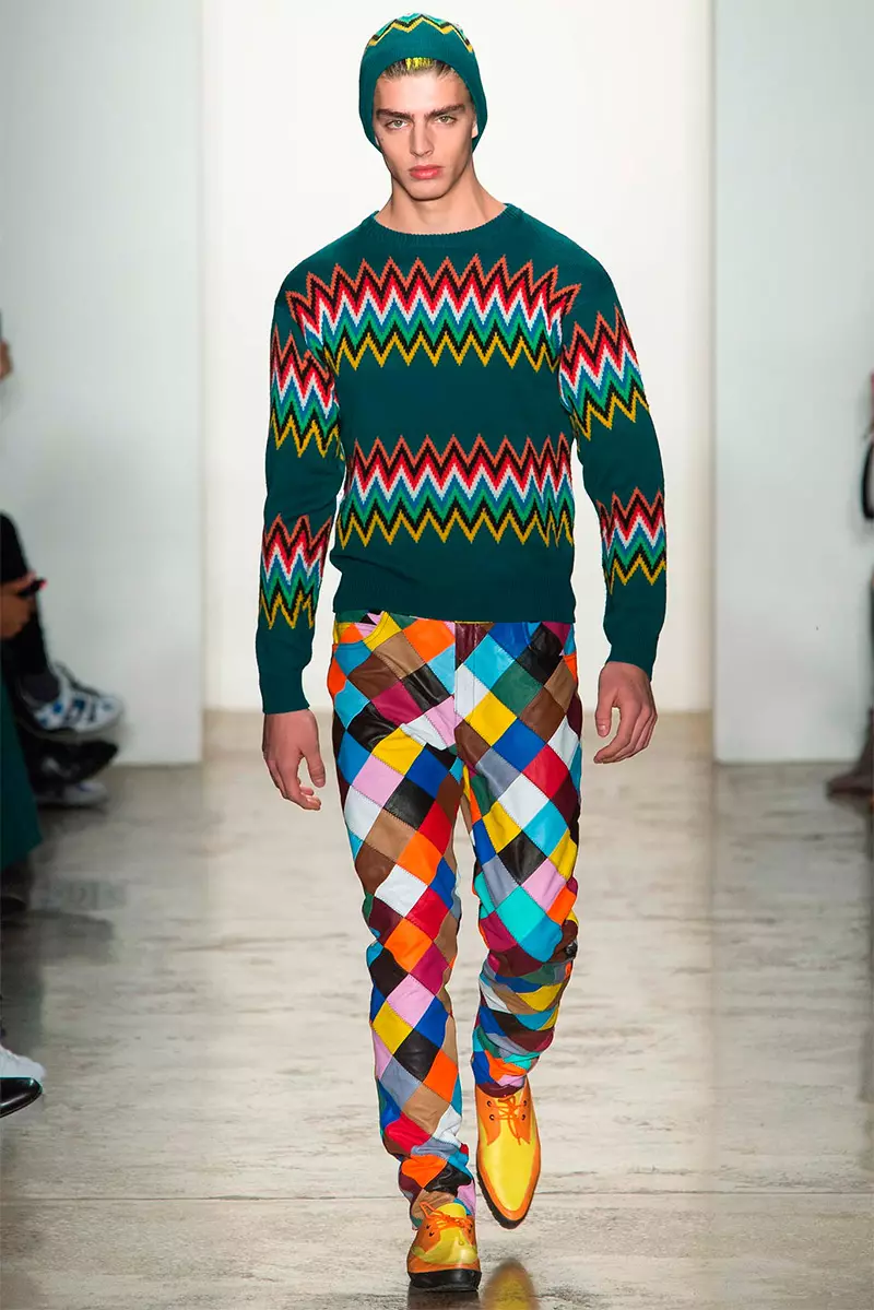 Colorida y hasta cierto punto infantil, la colección de invierno de Jeremy Scott está inspirada en prendas arlequines y colores llamativos. Los estampados van desde suéteres y pantalones de punto de corazones hasta tejidos nórdicos que representan al diseñador de la ironía pop.