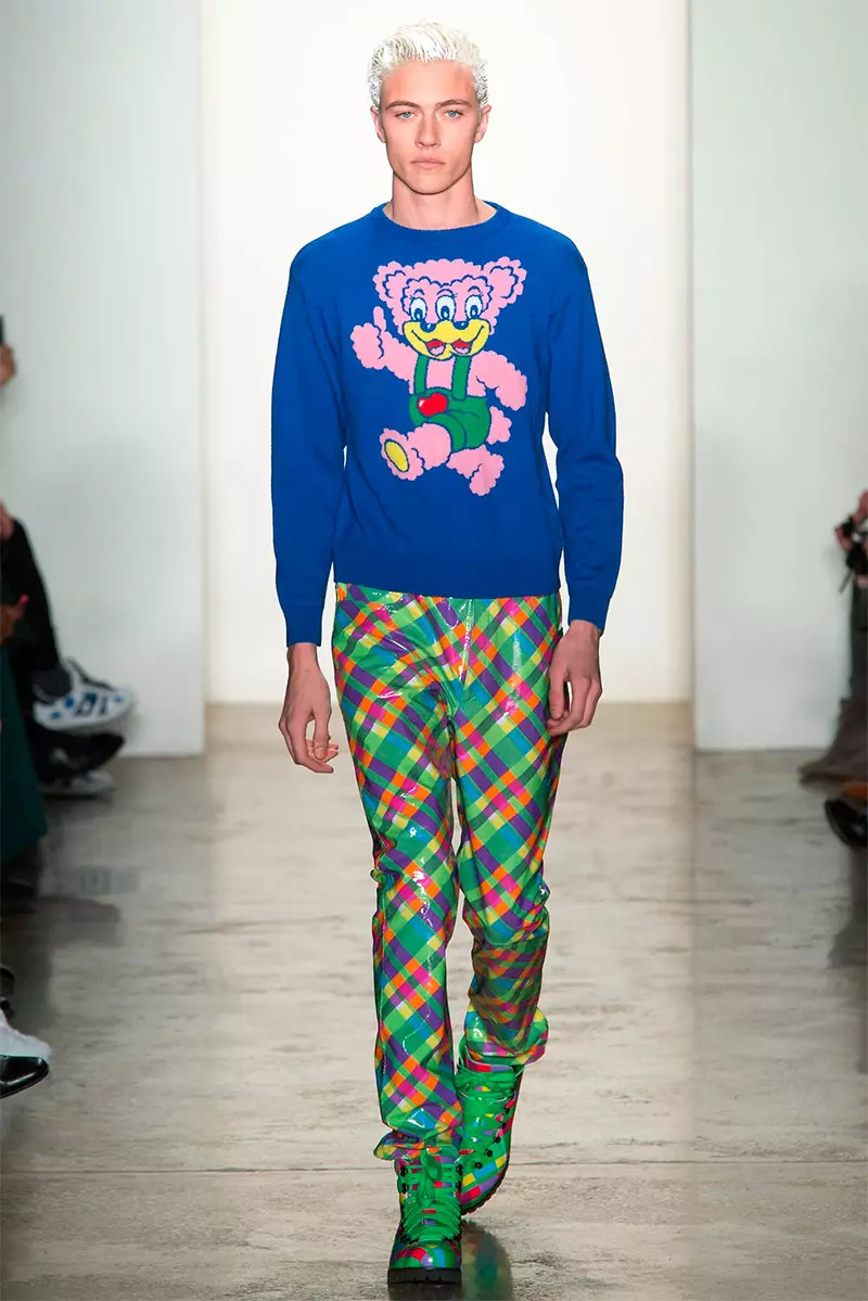 Warna-warni sareng murangkalih dugi ka sababaraha, koleksi usum Jeremy Scott diideuan garments harlequins sareng warna anu keuna. The prints rupa-rupa ti sweaters jersey haté jeung calana pikeun jaringan Nordic ngalambangkeun desainer pop ironi.