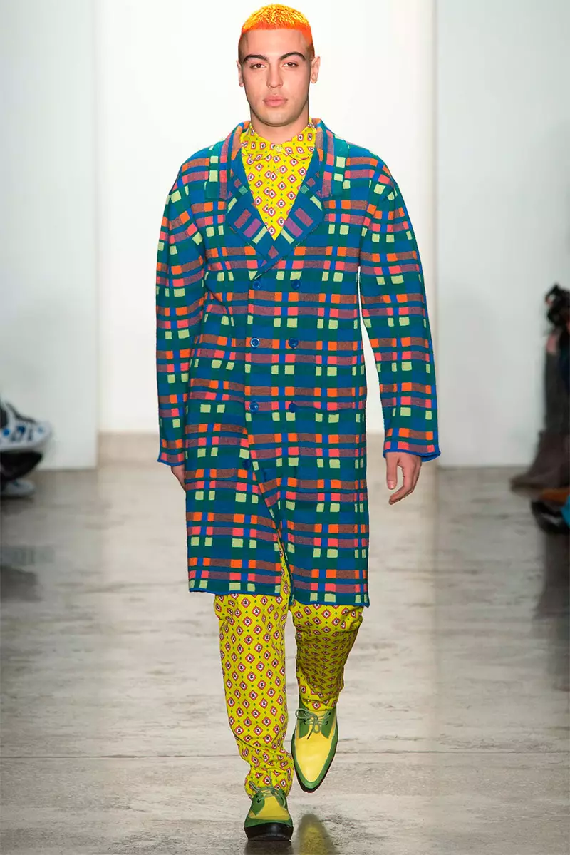 Colorida e infantil ata certo punto, a colección de inverno de Jeremy Scott está inspirada en prendas de arlequíns e cores rechamantes. Os estampados van desde xerseis e pantalóns de punto corazón ata tecidos nórdicos que representan ao deseñador da ironía pop.