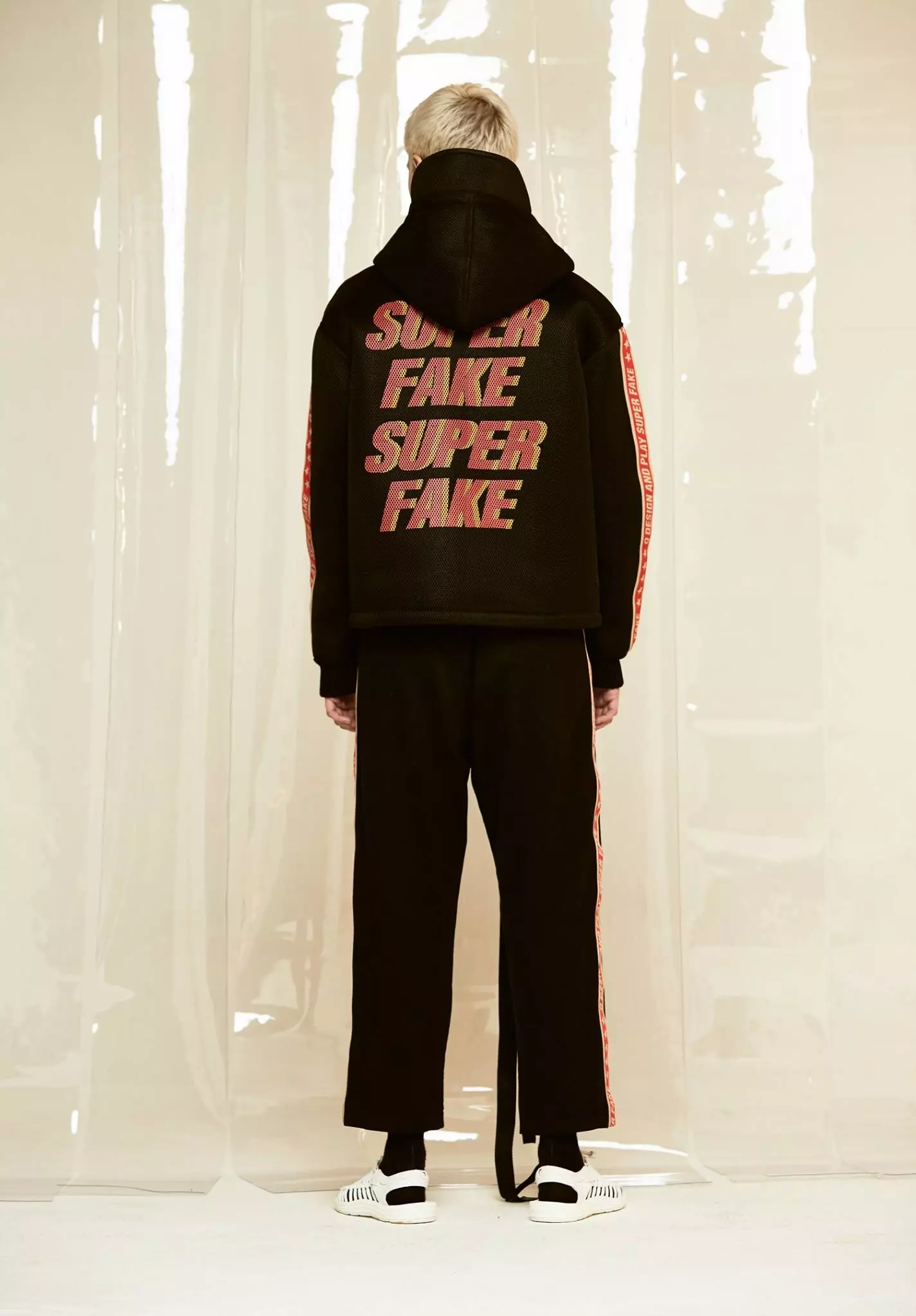 Q DESAIN DAN MAINKAN AW17 SUPERFAKE1