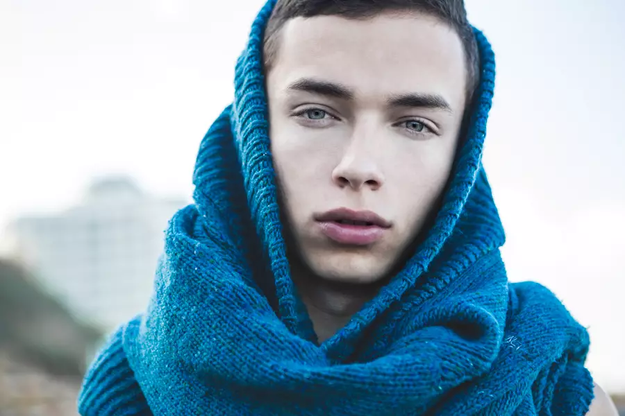 Fashionably Male'ye özel olarak, Tel-Aviv'de yaşayan fotoğrafçı Nir Slakman'ın ve adı Bob olan bir kumsaldaki çocuğun sevimli bir portresini sunuyoruz. Bu Slakman'dan çok iyi bir iş, doğal olarak yakalamalar veriyor, ışıklar ve gölgelerde baskı ile, Bob yeni gelen biri, ama tasvir edilmesi gereken güzel bir yüzü var.