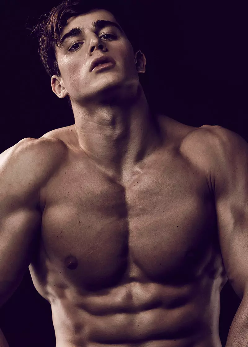 Sansasyon Italyen Top Model kounye a vlogger Pietro Boselli elaji orizon li yo ak materyèl sansasyonèl sa a san konte pou Attitude Magazine foto Daniel Jaems, style pa Joseph Kocharian ak moso kilòt soti nan Dsquared2, Moschino, Charlie pa MZ ak Versace.