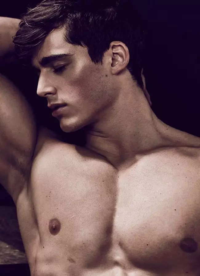 El vlogger italià Pietro Boselli amplia els seus horitzons amb aquest material exclusiu per a Attitude Magazine fotografiat per Daniel Jaems, dissenyat per Joseph Kocharian amb peces de roba interior de Dsquared2, Moschino, Charlie de MZ i Versace.