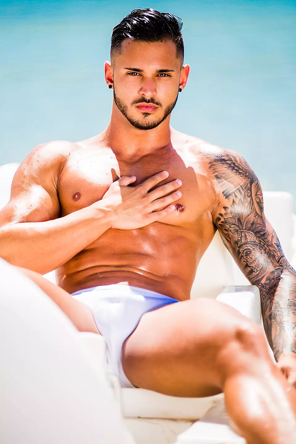 Antonio Crispino fitneszmodell a miami Bang! márkájú fürdőruhát viseli! Fürdőruha pózol Adrián C. Martín objektívnek, amelyet Maspalomasban, Gran Canaria, Kanári-szigetek forgattak.