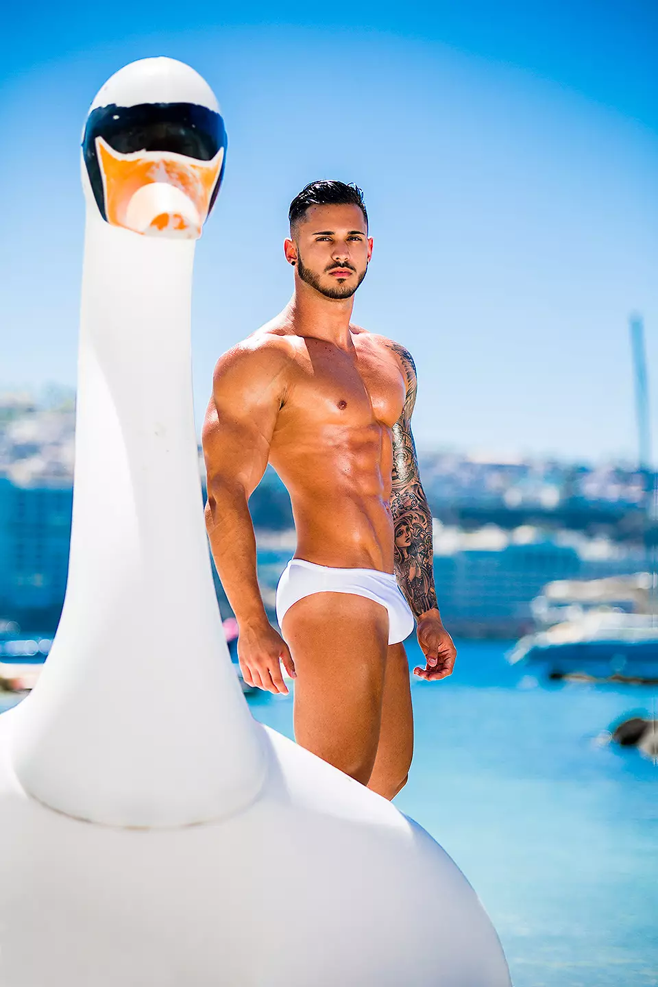 Model kebugaran Antonio Crispino memakai merek pakaian renang yang berbasis di Miami, Bang! Pakaian renang berpose untuk lensa Adrián C. Martín ditembak di Maspalomas, Gran Canaria, Kepulauan Canary.