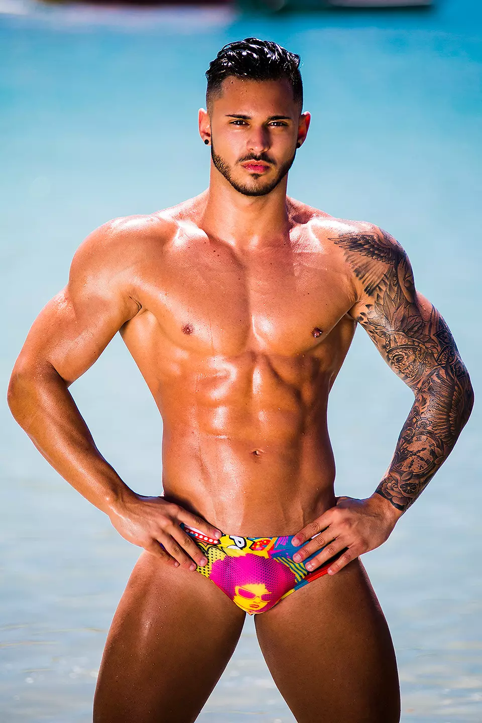 Antonio Crispino fitneszmodell a miami Bang! márkájú fürdőruhát viseli! Fürdőruha pózol Adrián C. Martín objektívnek, amelyet Maspalomasban, Gran Canaria, Kanári-szigetek forgattak.