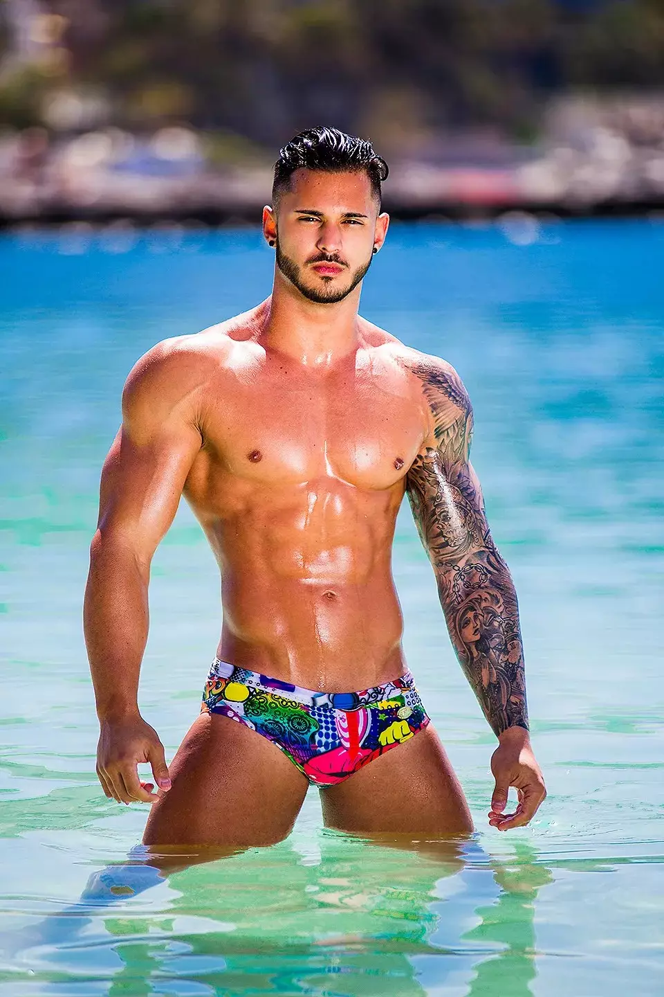 Antonio Crispino fitneszmodell a miami Bang! márkájú fürdőruhát viseli! Fürdőruha pózol Adrián C. Martín objektívnek, amelyet Maspalomasban, Gran Canaria, Kanári-szigetek forgattak.