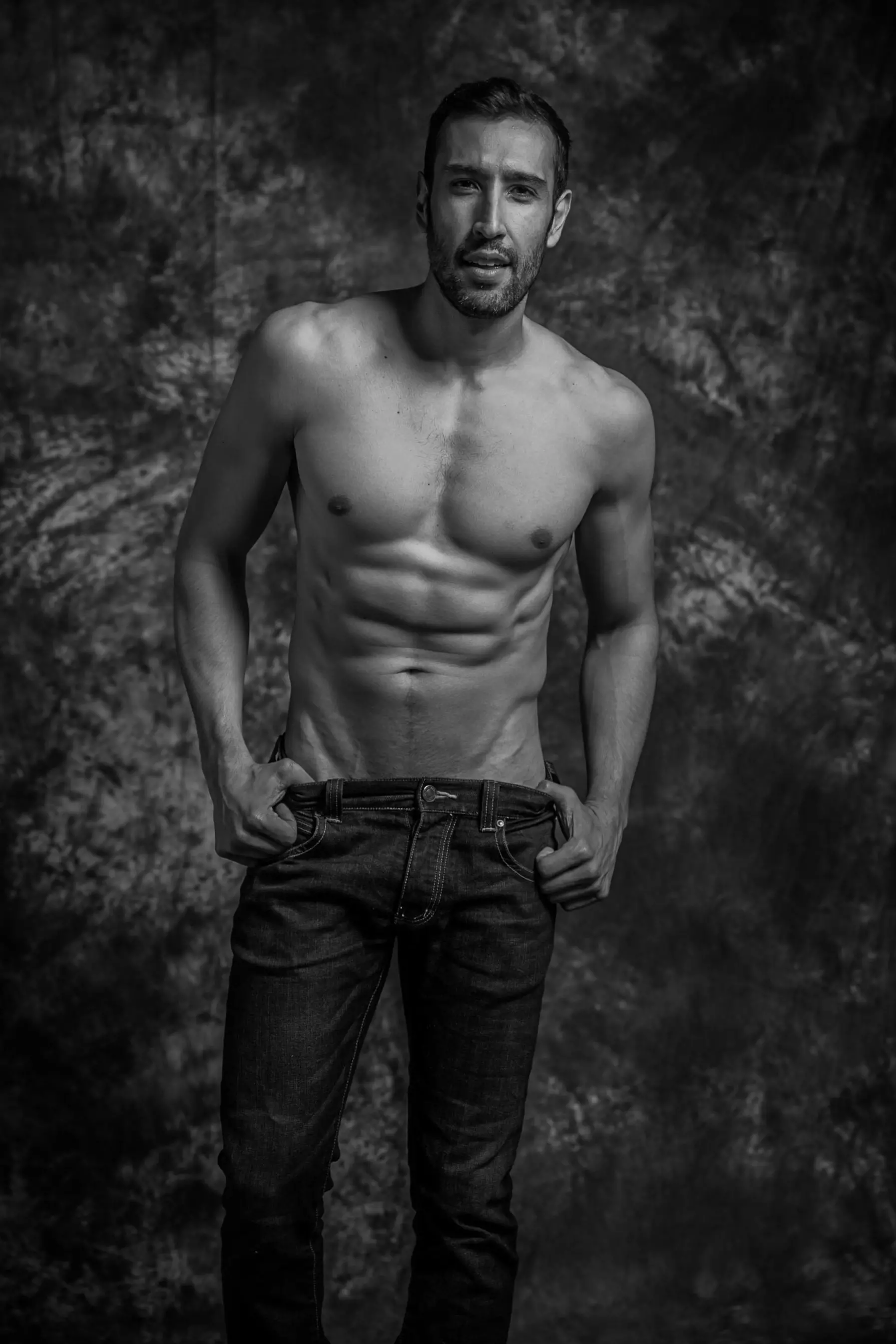 Le mannequin super fit Hernan Sanchez chez Elite Model Toronto construit son portfolio avec une toute nouvelle série du duo de photographes extraordinaire Mai & Juan et stylisée par Andreina Neira. Il s'agit d'un matériau exclusif pour Fashionably Male.