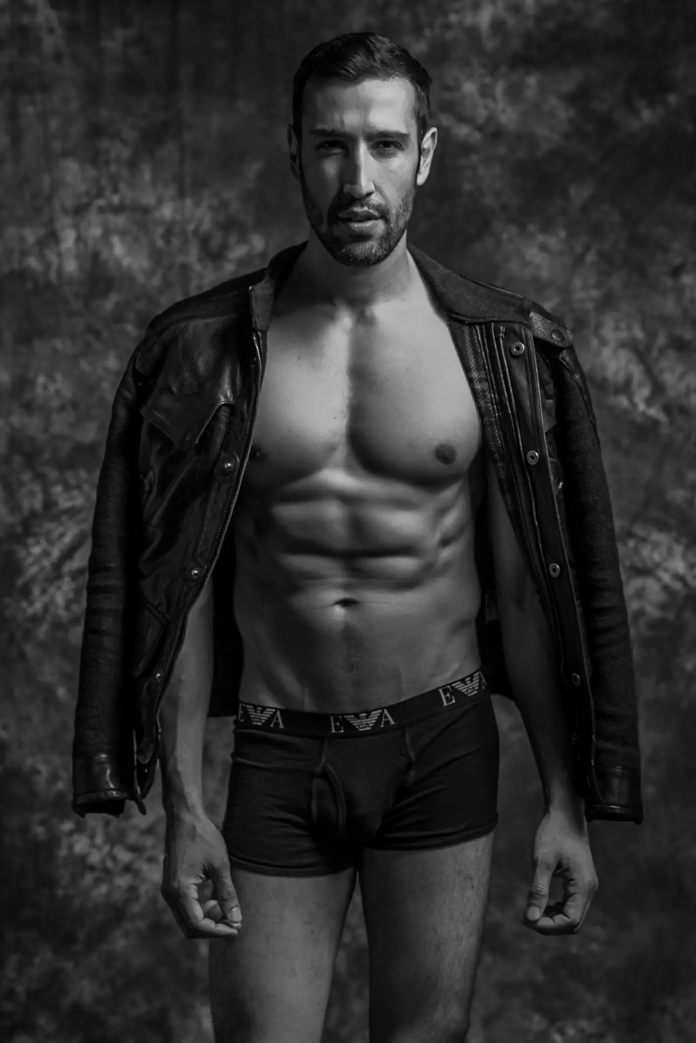 Le mannequin super fit Hernan Sanchez chez Elite Model Toronto construit son portfolio avec une toute nouvelle série du duo de photographes extraordinaire Mai & Juan et stylisée par Andreina Neira. Il s'agit d'un matériau exclusif pour Fashionably Male.