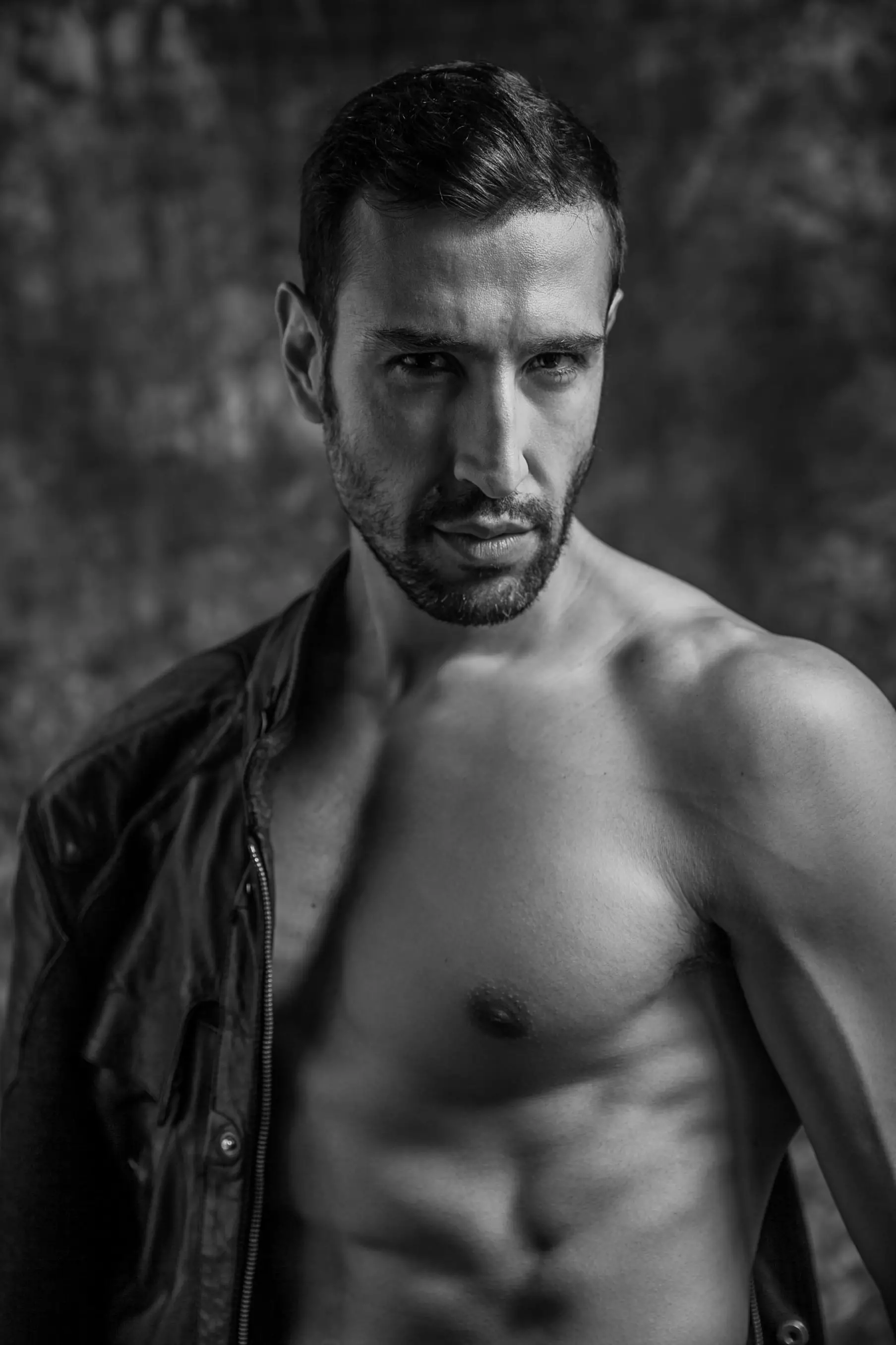 Le mannequin super fit Hernan Sanchez chez Elite Model Toronto construit son portfolio avec une toute nouvelle série du duo de photographes extraordinaire Mai & Juan et stylisée par Andreina Neira. Il s'agit d'un matériau exclusif pour Fashionably Male.