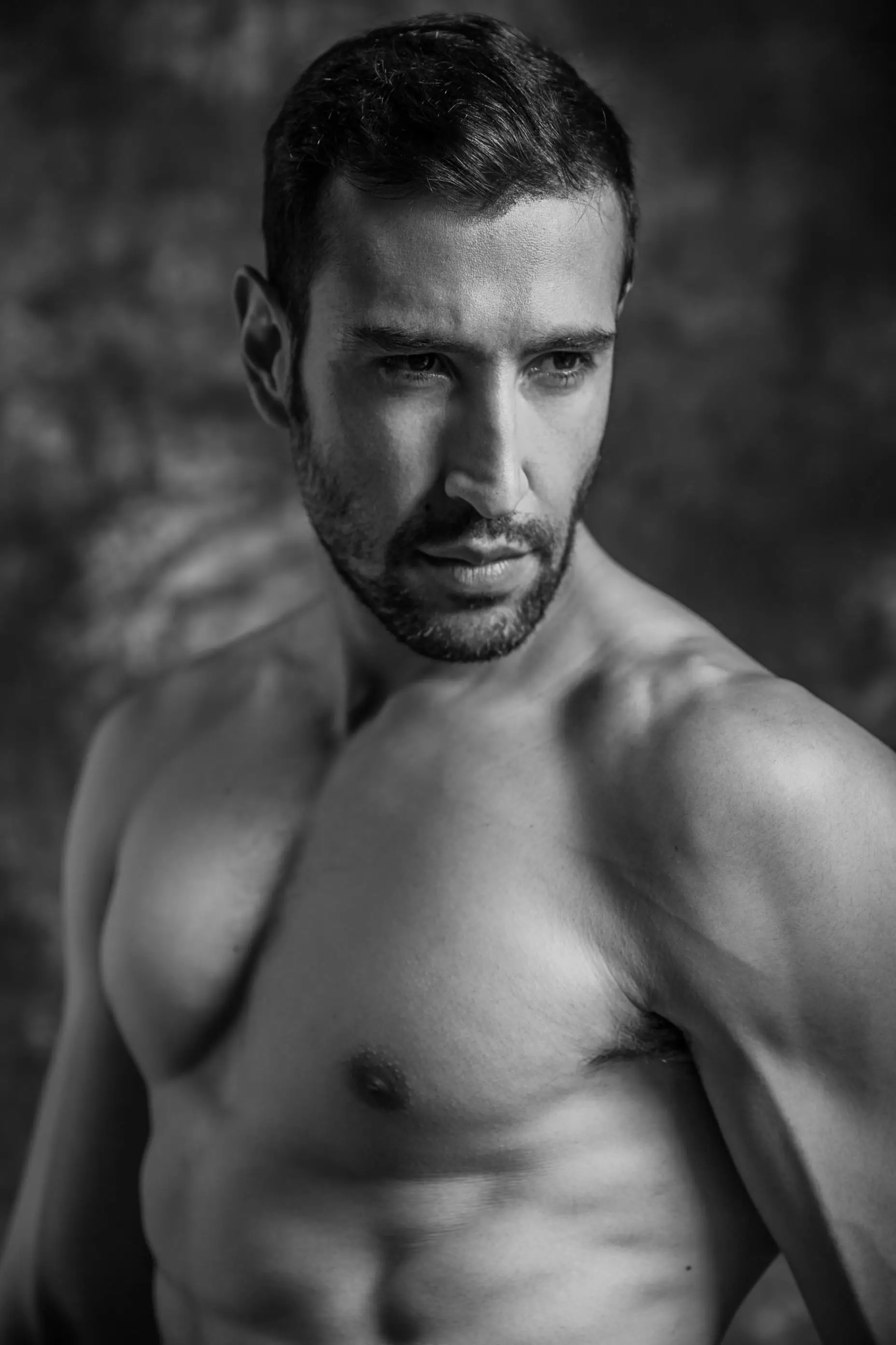 Le mannequin super fit Hernan Sanchez chez Elite Model Toronto construit son portfolio avec une toute nouvelle série du duo de photographes extraordinaire Mai & Juan et stylisée par Andreina Neira. Il s'agit d'un matériau exclusif pour Fashionably Male.