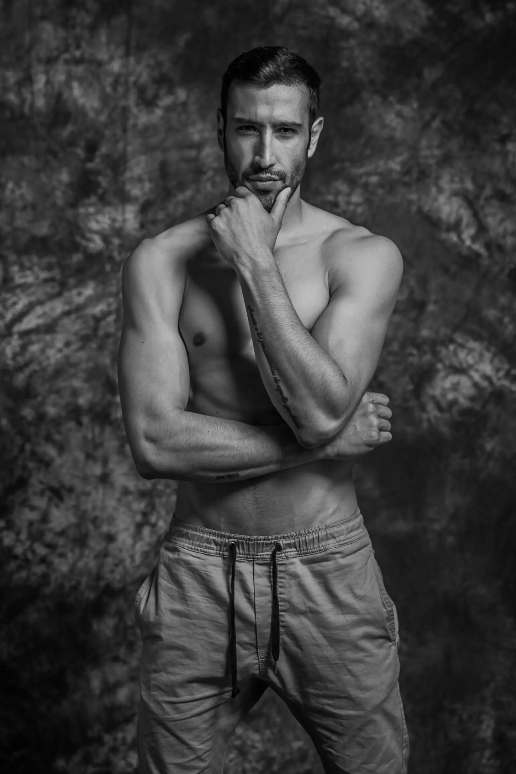 Le mannequin super fit Hernan Sanchez chez Elite Model Toronto construit son portfolio avec une toute nouvelle série du duo de photographes extraordinaire Mai & Juan et stylisée par Andreina Neira. Il s'agit d'un matériau exclusif pour Fashionably Male.