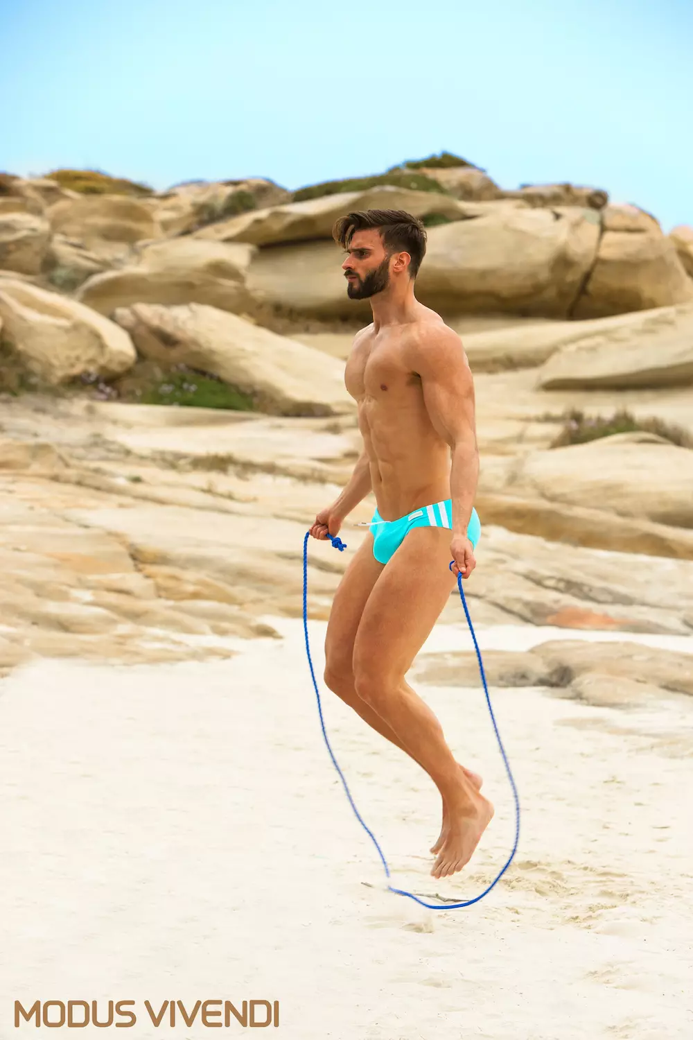 Com mais uma nova linha de moda praia masculina, a Modus Vivendi, dá continuidade à apresentação de sua extensa coleção de moda praia para 2016. Essa linha é a Neon Athletic composta por cuecas e sungas em cortes esportivos e cores vibrantes. Amarelo neon, fúcsia ou azul aqua combinam perfeitamente com listras brancas e estilo retrô, oferecendo uma visão moderna do estilo clássico de maiôs para homens.