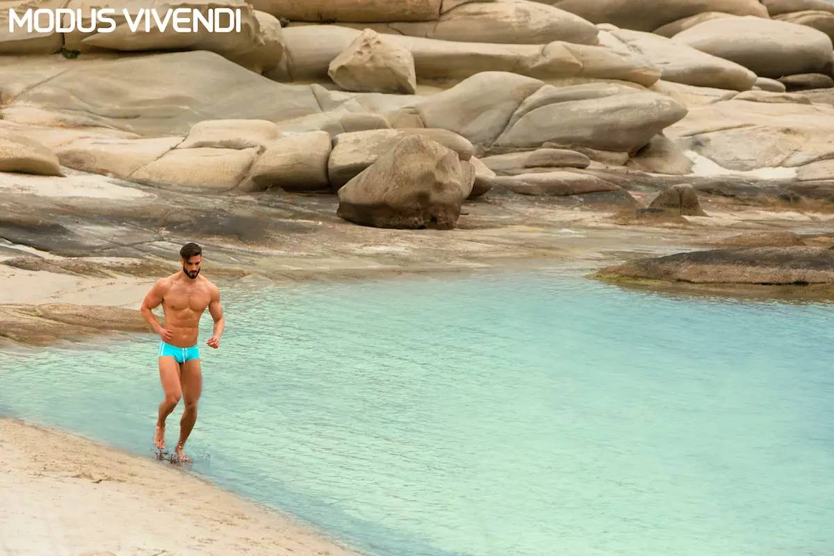 Com mais uma nova linha de moda praia masculina, a Modus Vivendi, dá continuidade à apresentação de sua extensa coleção de moda praia para 2016. Essa linha é a Neon Athletic composta por cuecas e sungas em cortes esportivos e cores vibrantes. Amarelo neon, fúcsia ou azul aqua combinam perfeitamente com listras brancas e estilo retrô, oferecendo uma visão moderna do estilo clássico de maiôs para homens.