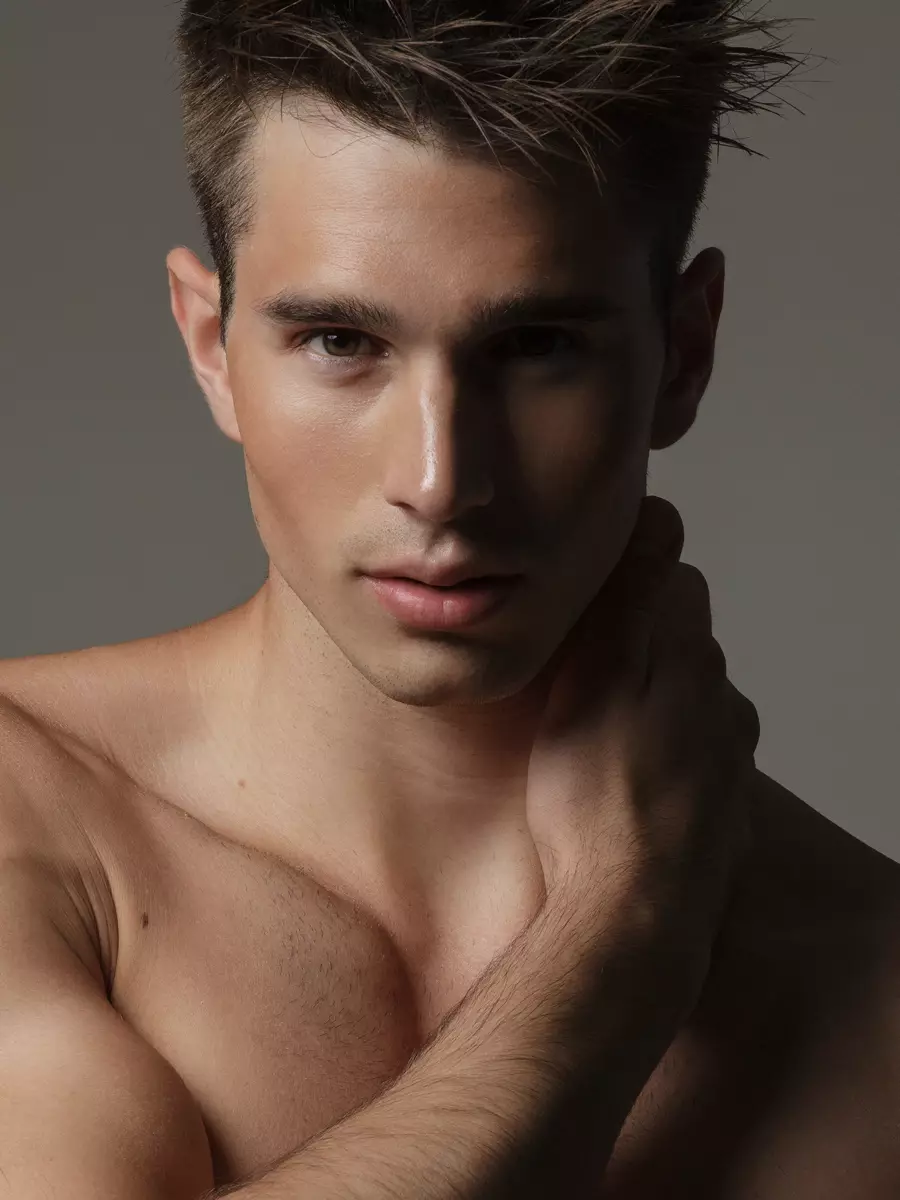 Ngenalke model anyar sing apik, kita seneng ngenalake sampeyan Dylon Chandler sing posing kanggo lensa Lawrence Cortez. Dylon pasuryan anyar ing Ciotti Models ing Toronto, kang 6'1.5