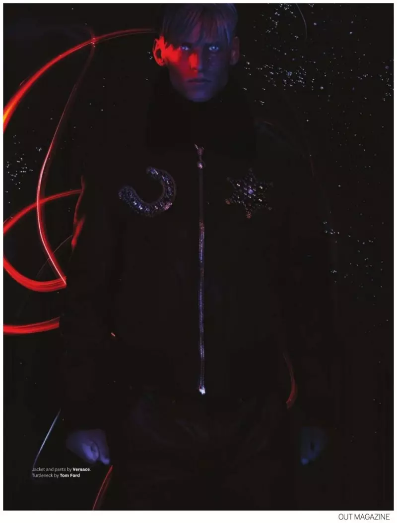 Le mannequin suédois Alexander Johansson décroche un éditorial mode dans l'édition de septembre 2014 du magazine Out. Photographié par Tetsu Kubota pour un regard inspirant sur les modes d'automne futuristes, Alexander est stylé par Grant Woolhead. Des formes carrées sportives de Calvin Klein Collection aux reflets automnaux de Jil Sander, Alexander n'a aucune difficulté à se démarquer de la foule.