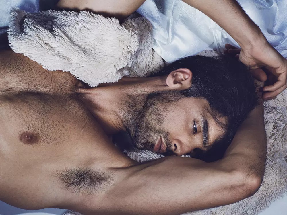 İspanyol erkek model Randy Martos, fotoğrafçı f4ever.es'in Antonio Bordera tarafından tasarlanan yeni çalışmasında yer alıyor.