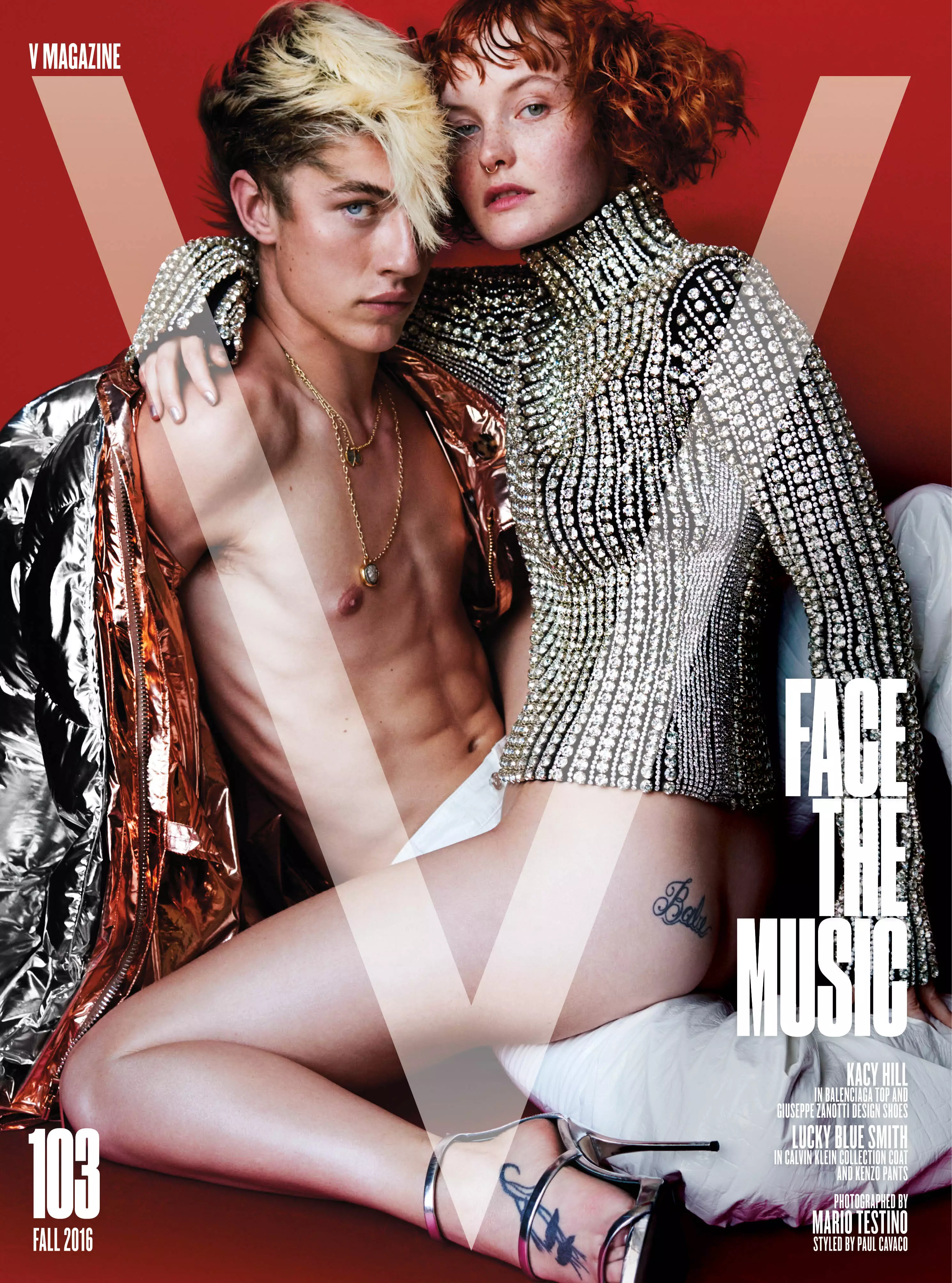 Modeliai ir žvaigždės Taylor Hill, Troye Sivan, Lucky Blue Smith ir Kacy Hill naujajam V Magazine viršeliui Nr. 103 2016 m. rudenį pavadinimu „Face the Music“, kurį sukūrė Mario Testino ir sukūrė Paul Cavaco. Makiažas: Dotti Hair: Christiaan.