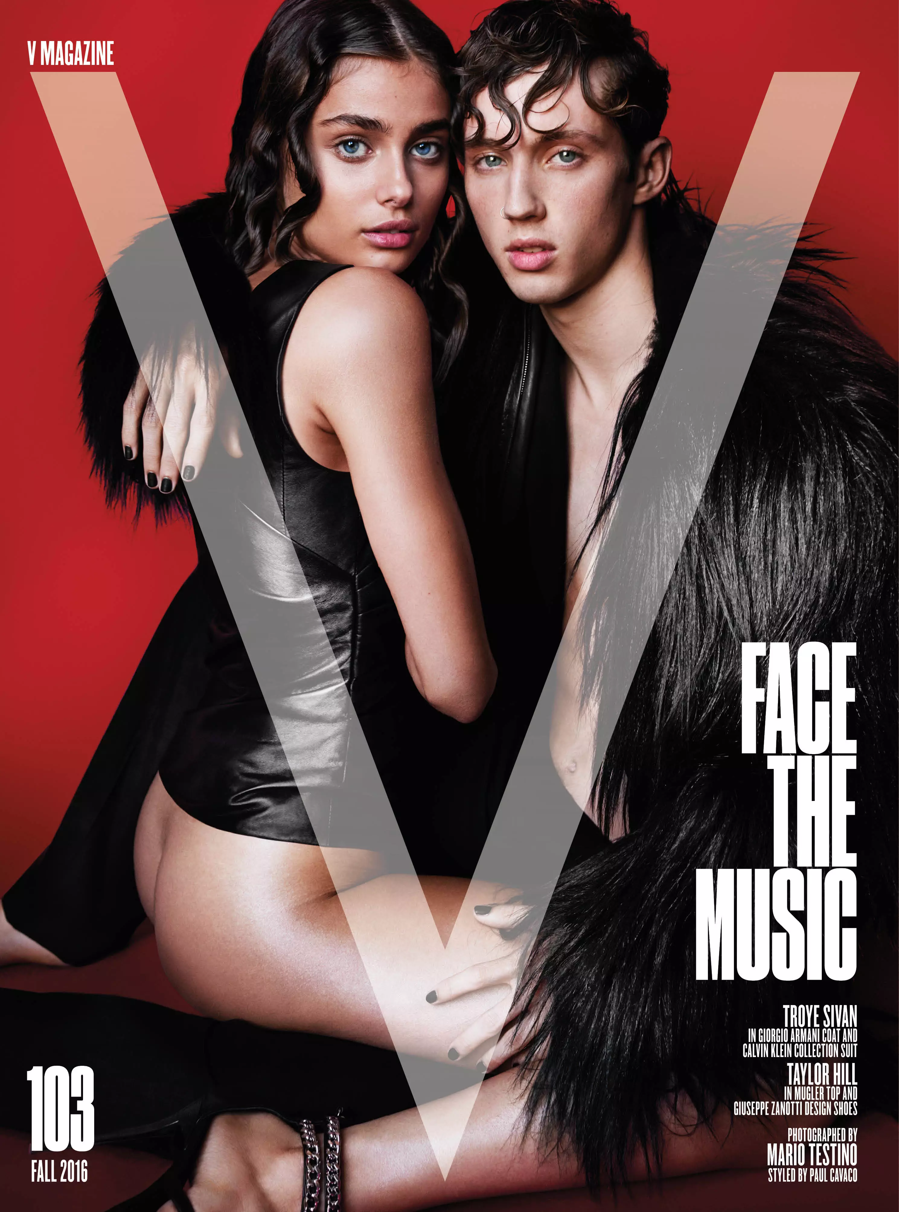 Modeliai ir žvaigždės Taylor Hill, Troye Sivan, Lucky Blue Smith ir Kacy Hill naujajam V Magazine viršeliui Nr. 103 2016 m. rudenį pavadinimu „Face the Music“, kurį sukūrė Mario Testino ir sukūrė Paul Cavaco. Makiažas: Dotti Hair: Christiaan.