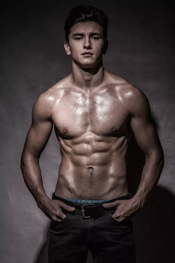 Super fit model Valentyn Korolkov pri Ideal People Models gradi svoj portfelj s svežo novo serijo izjemnega fotografa Santyja Calalaya. Oblikoval Chris Lee, urejanje pa Zaza Rodriguez.