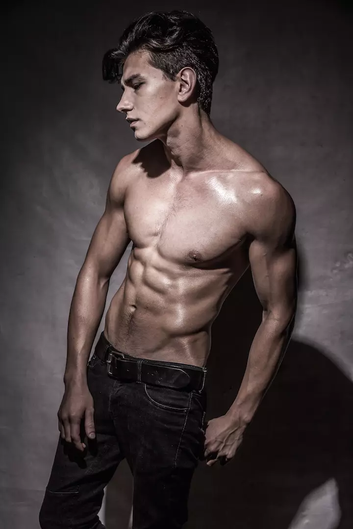 Super fit model Valentyn Korolkov pri Ideal People Models gradi svoj portfelj s svežo novo serijo izjemnega fotografa Santyja Calalaya. Oblikoval Chris Lee, urejanje pa Zaza Rodriguez.