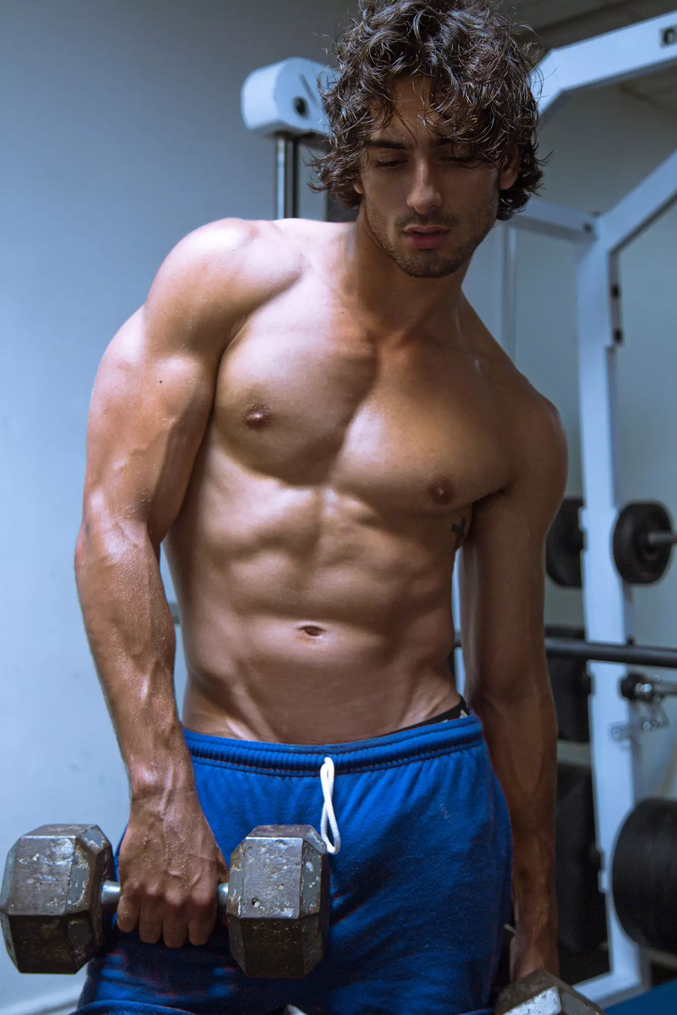 Passer un bon moment de sensualité avec le nouveau venu Christian Mazzilli représenté par Elmer Olsen Models d'incroyables clichés de Hadi Mourad. 6'0 de sex-appeal viril Christian pose dans une séance chaude de motivation à la gym.