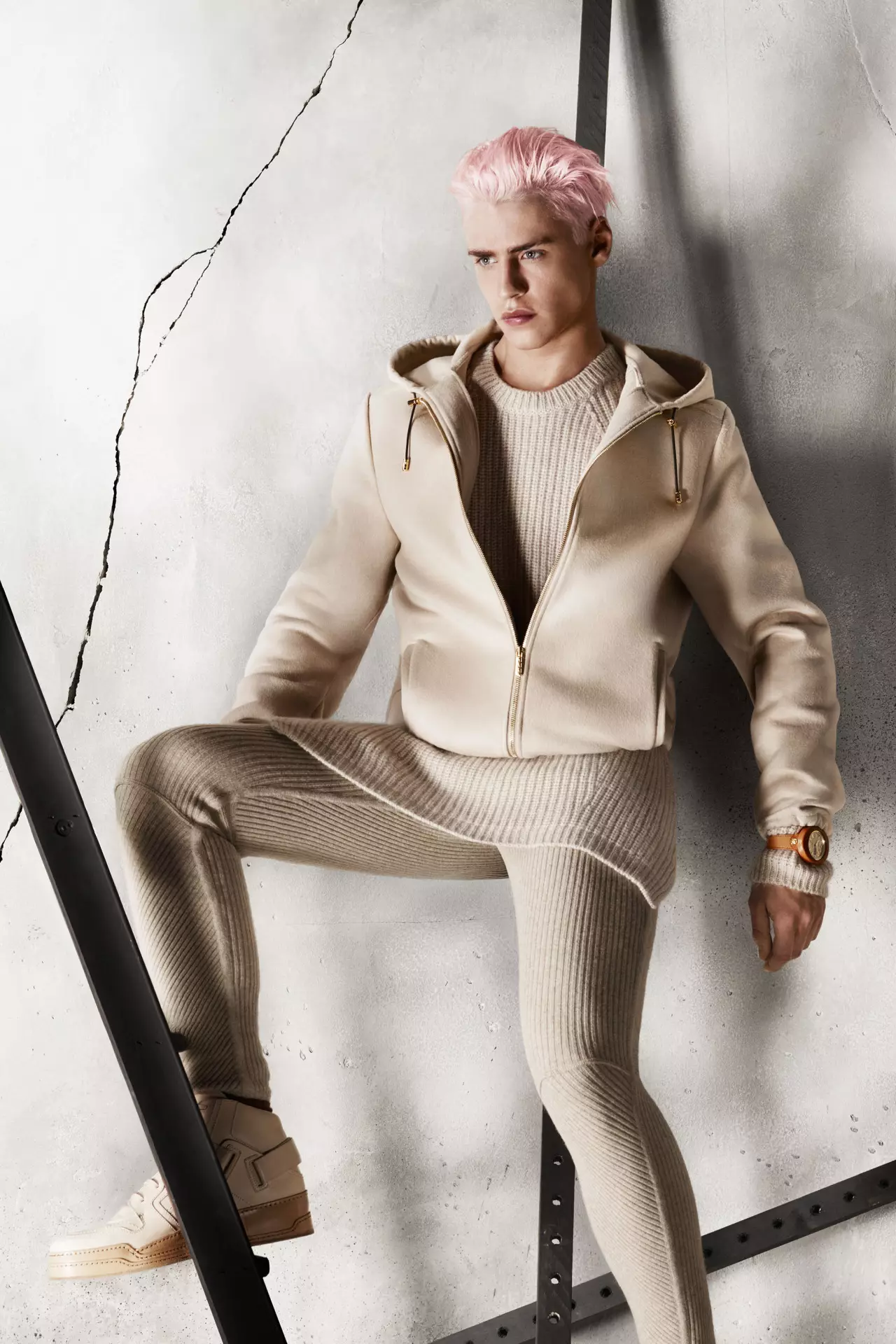 Topmodeller Alessio Pozzi, River Viiperi an Oliver Stummvoll poséieren fir d'Objektiv vun de killer Moudefotografen Mert & Marcus fir Versace Hierscht/Winter 2015.