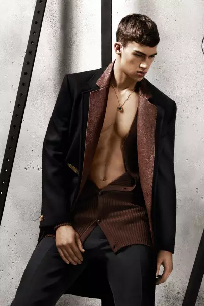 Modelên herî baş Alessio Pozzi, River Viiperi û Oliver Stummvoll ji bo Versace Fall/Zivistan 2015 li ber lensên wênekêşên modayê yên kujer Mert & Marcus radibin.