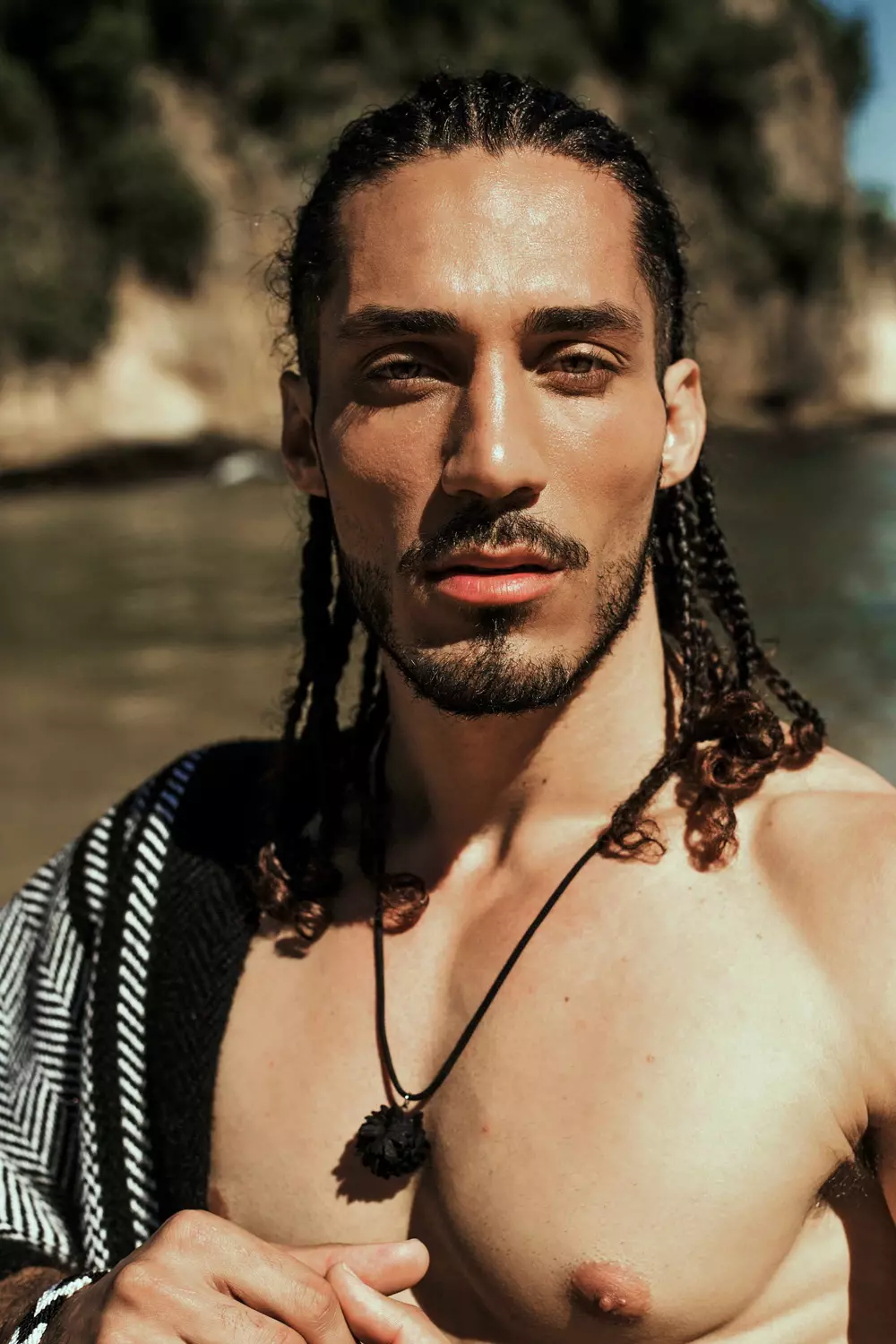 Ja, er ist ein brandneues Gesicht, Brasilianer, Native Model, Sänger und Schauspieler, besitzt einen durchtrainierten Muskelbody, Amateur, mit voller Leidenschaft: Kew Malta ist auch ein Hairstylist mit Curyllangen Haaren, Kew verbindet sich mit Shooter Moises Leal und sie haben dies getan. Diese Nahaufnahmen sind heftig, Kews Bauchmuskeln sehen toll aus, schau mal hier: