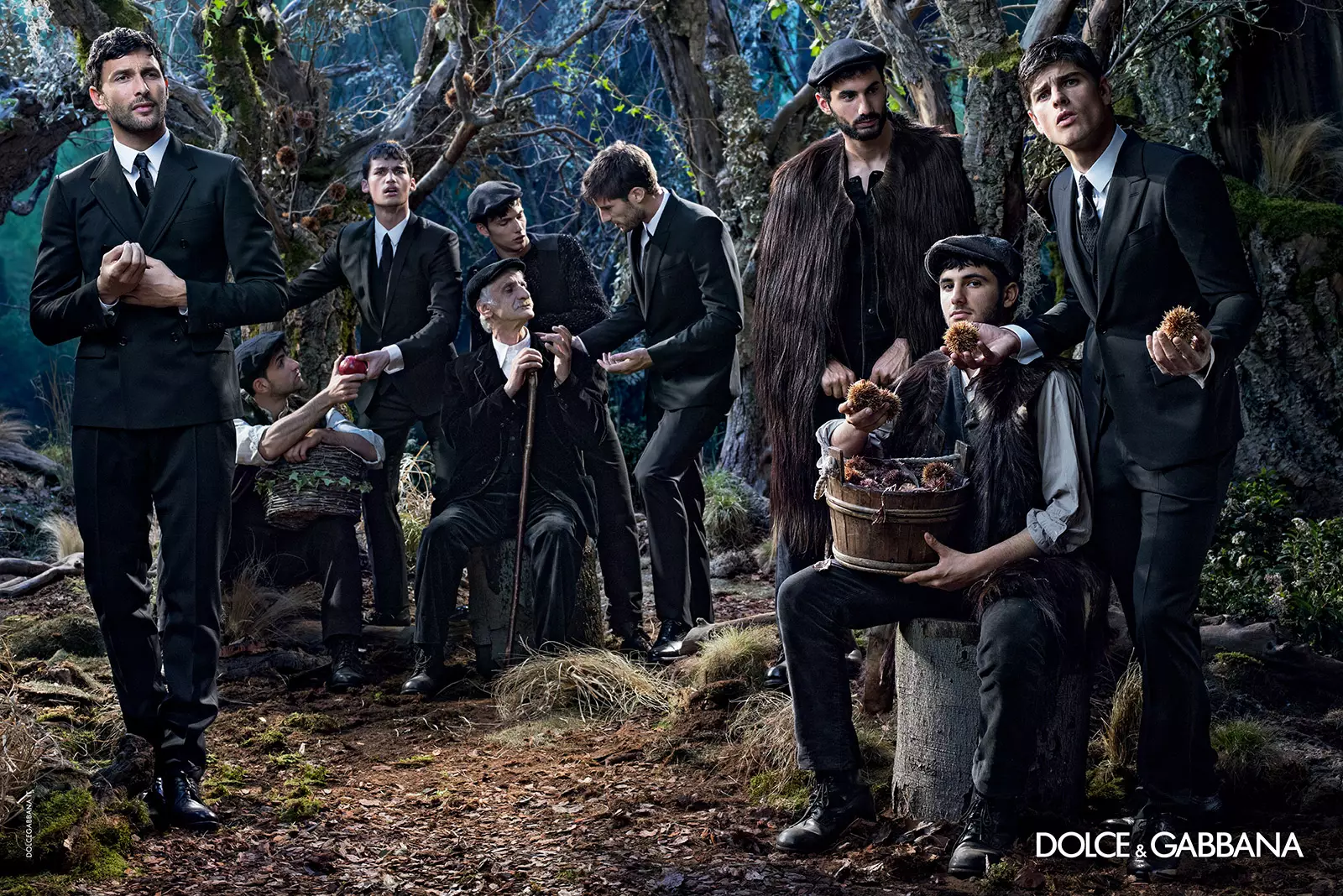 –Dolce & Gabbana-ontwerper Domenico Dolce fotografeert de reclamecampagne voor herfst/winter 2014 van het Italiaanse modelabel. Modellen Evandro Soldati, Mariano Ontañon, Miks, Misa Patinszki, Noah Mills en Ryan Barrett poseren voor de boeiende campagnefoto's en komen samen om de koninklijke ontwerpen voor herfst/winter 2014 te modelleren. Met de Normandische koningen van Sicilië als hun muze voor het seizoen, ontwerpers Domenico Dolce en Stefano Gabbana bedenken een rijk uitje met bedrukte pakken en sportkleding voor een cultureel rijke behandeling van herenkleding