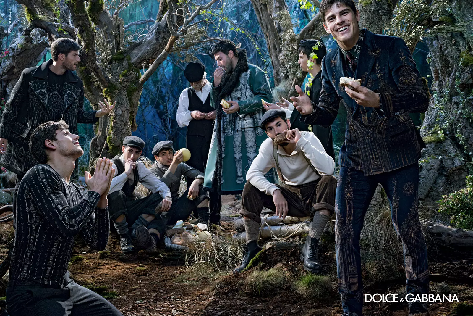 –El diseñador de Dolce & Gabbana, Domenico Dolce, fotografía la campaña publicitaria de otoño / invierno 2014 de la marca de moda italiana. Posando para las atractivas fotos de la campaña, los modelos Evandro Soldati, Mariano Ontañon, Miks, Misa Patinszki, Noah Mills y Ryan Barrett se unen para modelar los majestuosos diseños para el otoño / invierno de 2014. Usando a los reyes normandos de Sicilia como musa de la temporada, Los diseñadores Domenico Dolce y Stefano Gabbana sueñan con una rica salida con trajes estampados y ropa deportiva para un tratamiento culturalmente rico de la ropa masculina.