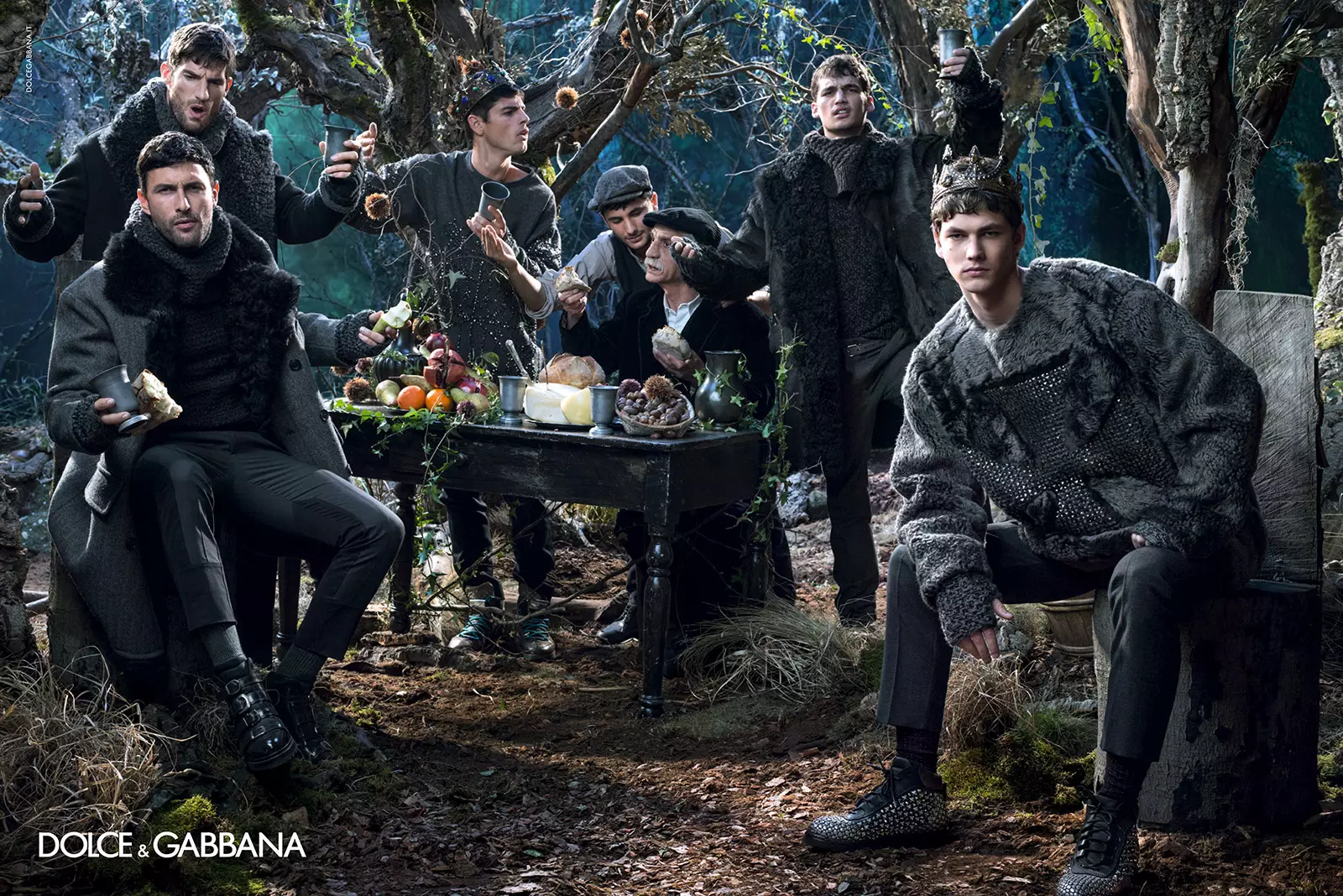 –Dolce & Gabbana-designeren Domenico Dolce fotograferer det italienske modemærkes efterår/vinter 2014-reklamekampagne. Modellerne Evandro Soldati, Mariano Ontañon, Miks, Misa Patinszki, Noah Mills og Ryan Barrett, der poserer til de spændende kampagnebilleder, går sammen for at modellere de kongelige designs til efteråret/vinteren 2014. De bruger de normanniske konger på Sicilien som deres muse for sæsonen, designere Domenico Dolce og Stefano Gabbana drømmer om en rig udflugt med trykt jakkesæt og sportstøj til en kulturel rig behandling af herretøj