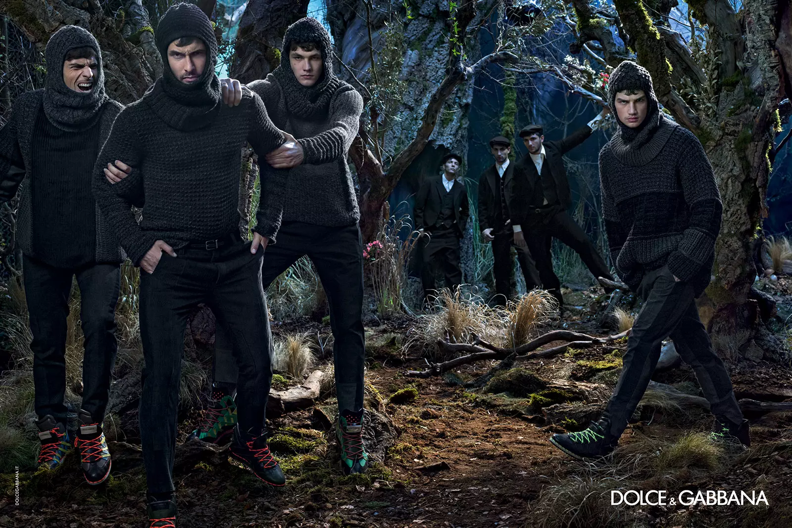 -Dolce & Gabbana desainer Domenico Dolce motret kampanye iklan usum gugur / usum 2014 labél fashion Italia. Posing pikeun poto kampanye ngalakonan, model Evandro Soldati, Mariano Ontañon, Miks, Misa Patinszki, Noah Mills jeung Ryan Barrett datangna babarengan pikeun model desain regal keur usum gugur / usum 2014. Ngagunakeun raja Norman Sisilia salaku muse maranéhanana pikeun musim, Désainer Domenico Dolce sareng Stefano Gabbana ngimpi hiji jalan-jalan anu beunghar ku jas anu dicitak sareng baju olahraga pikeun perawatan baju lalaki anu beunghar budaya.