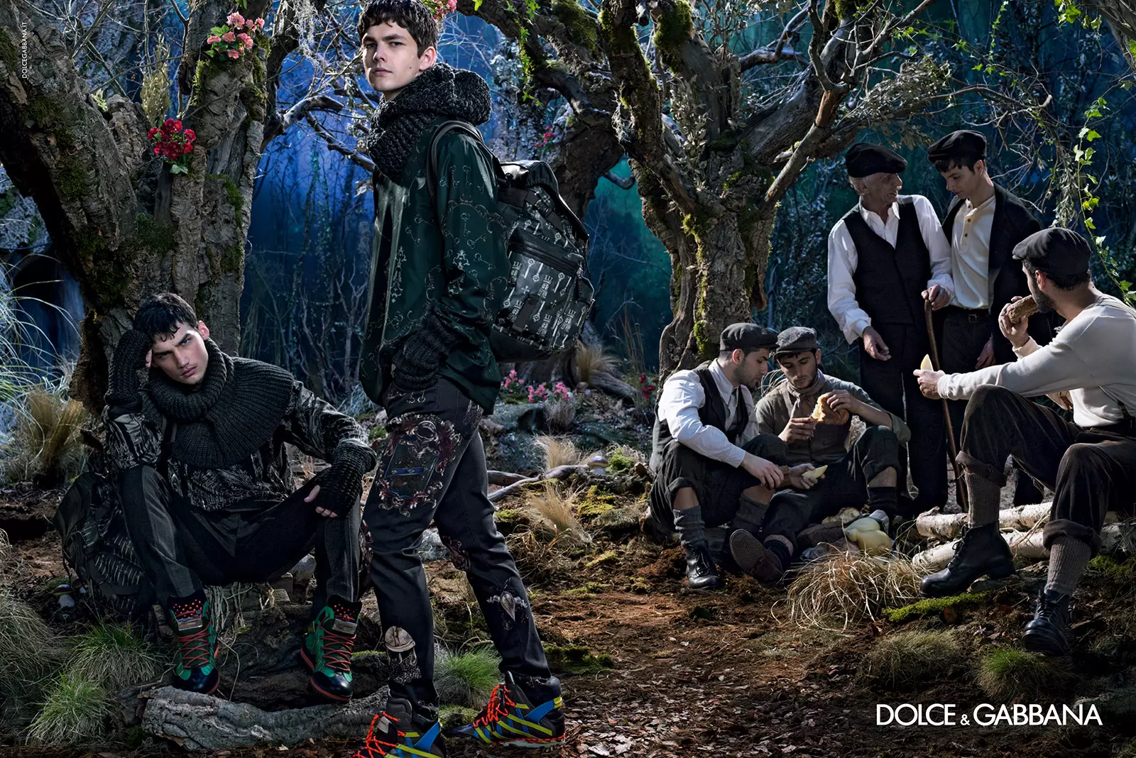 -Dolce & Gabbana desainer Domenico Dolce motret kampanye iklan usum gugur / usum 2014 labél fashion Italia. Posing pikeun poto kampanye ngalakonan, model Evandro Soldati, Mariano Ontañon, Miks, Misa Patinszki, Noah Mills jeung Ryan Barrett datangna babarengan pikeun model desain regal keur usum gugur / usum 2014. Ngagunakeun raja Norman Sisilia salaku muse maranéhanana pikeun musim, Désainer Domenico Dolce sareng Stefano Gabbana ngimpi hiji jalan-jalan anu beunghar ku jas anu dicitak sareng baju olahraga pikeun perawatan baju lalaki anu beunghar budaya.