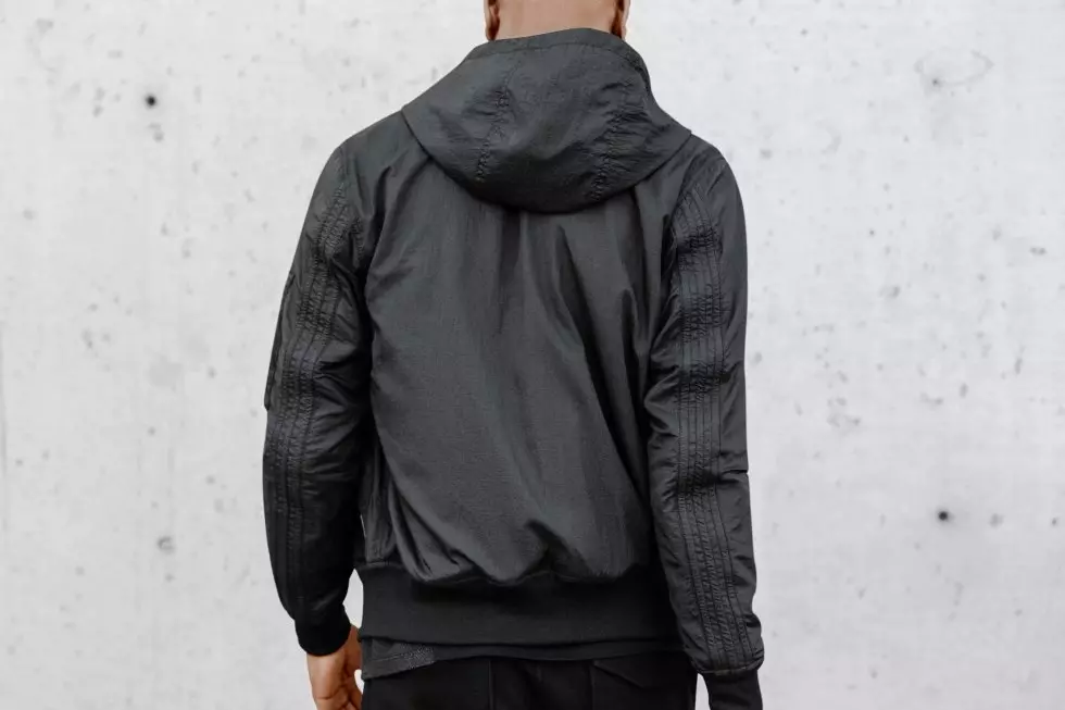 Creada en viatges entre Tòquio i Vancouver l'any 2004, wings+horns és una marca de roba masculina contemporània que integra teixits innovadors amb un enfocament japonès dels detalls. Centrat en la qualitat i la integritat del disseny, wings+horns s'inspira en el paisatge canadenc i, després de 10 anys, es continua fent al Canadà.