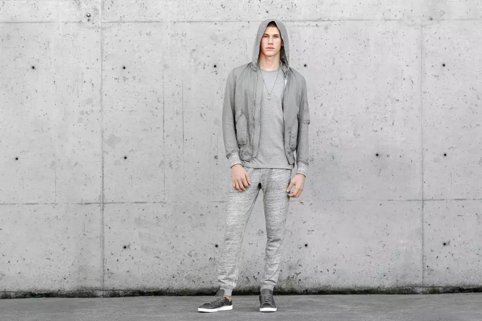 Di gerên di navbera Tokyo û Vancouver-ê de di '04-an de, wings+horns etîketek cilûbergên mêran ên hevdem e ku qumaşên nûjen bi nêzîkatiya Japonî ya ji hûrguliyê re yek dike. Li ser kalîte û yekrêziya sêwiranê sekinîn, bask+horns ji perestgeha Kanadayî îlhama xwe digirin, û piştî 10 salan li Kanada têne çêkirin berdewam dike.