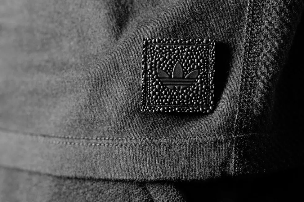 Orn op Reesen tëscht Tokyo a Vancouver am '04, wings+horns ass en zäitgenëssesche Männerbekleedungsetikett deen innovativ Stoffer mat enger japanescher Approche zum Detail integréiert. Fokuséiert op Designqualitéit an Integritéit, Flilleken + Horn ass vun der kanadescher Landschaft inspiréiert, an no 10 Joer gëtt et weider a Kanada gemaach.