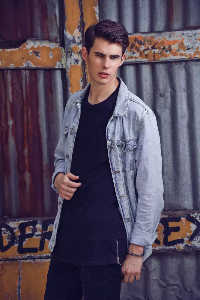 Băiatul de alături este modelul rus Stanislav Stroganov care filmează în stil urban urban. El este reprezentat de Attitude Models & Production. Fotograful malaezian Jason Oung.