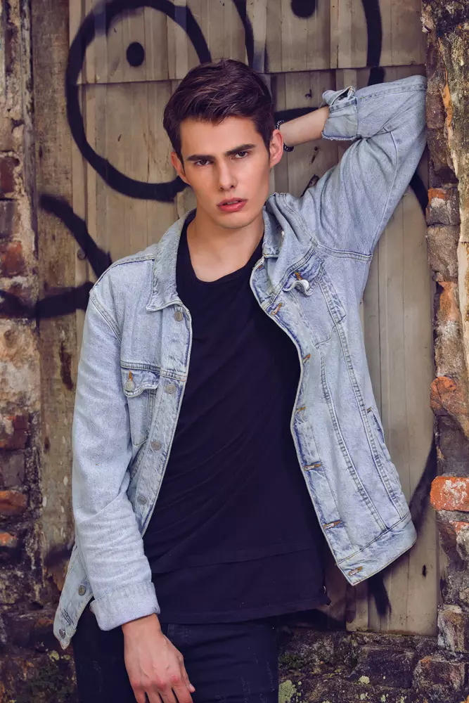 El chico de al lado es el modelo ruso Stanislav Stroganov que filma el estilo urbano de la calle. Está representado por Attitude Models & Production. El fotógrafo malayo Jason Oung.