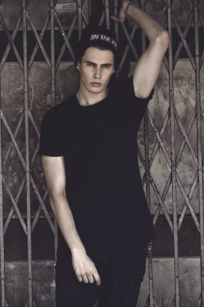 La Knabo apuda estas la rusa modelo Stanislav Stroganov pafante urban stratstilon. Li estas reprezentita de Attitude Models & Production. Malajzia fotisto Jason Oung.