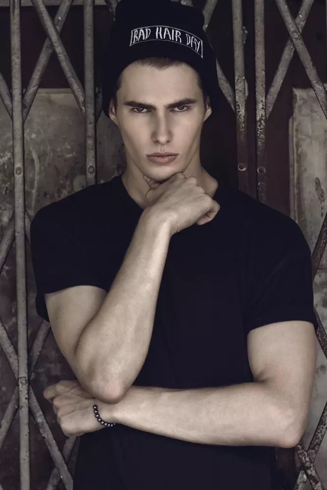 Qo'shni bola - rossiyalik model Stanislav Stroganov shahar ko'cha uslubida suratga tushadi. U Attitude Models & Production tomonidan taqdim etilgan. Malayziyalik fotograf Jeyson Oung.