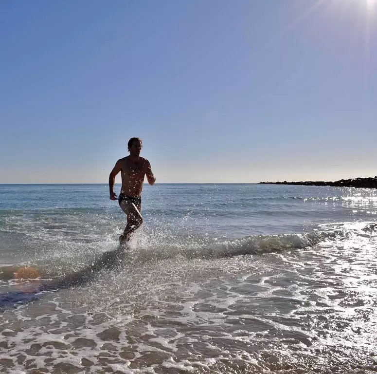 El impactante modelo estadounidense Jake Jensen es “Water Boy” en la nueva sesión de playa capturada por Rick Araujo. Jake lleva trajes de baño de 2XIST.