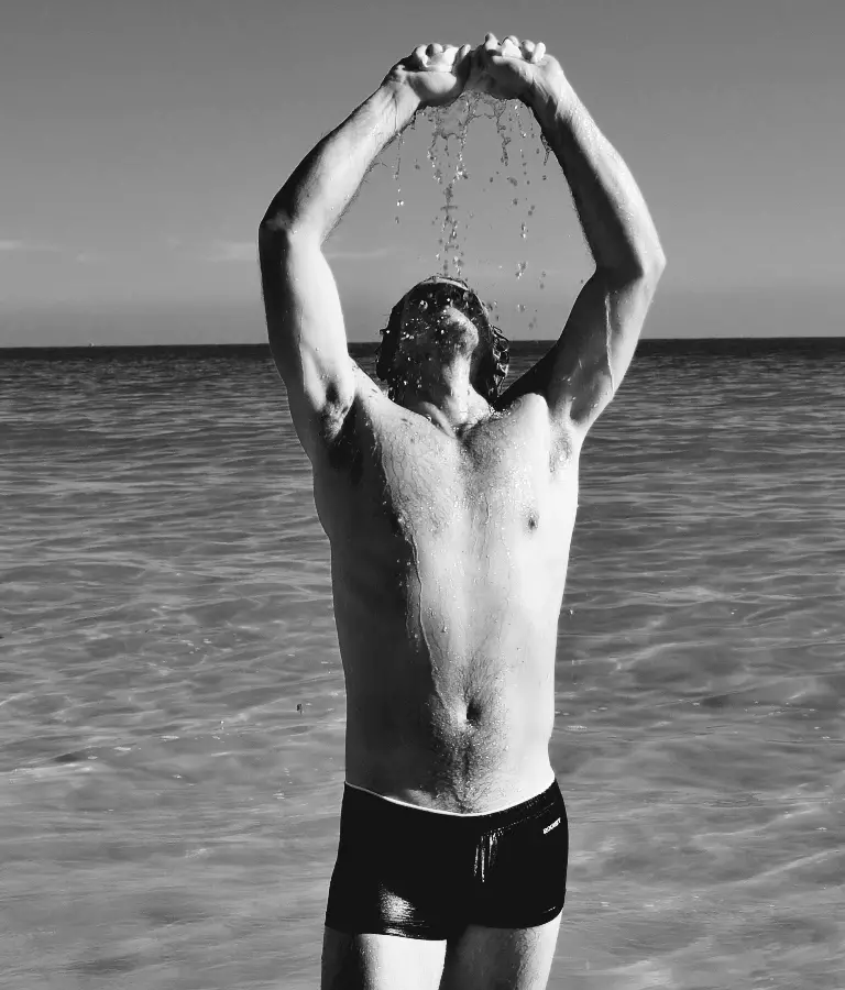 El impactante modelo estadounidense Jake Jensen es “Water Boy” en la nueva sesión de playa capturada por Rick Araujo. Jake lleva trajes de baño de 2XIST.