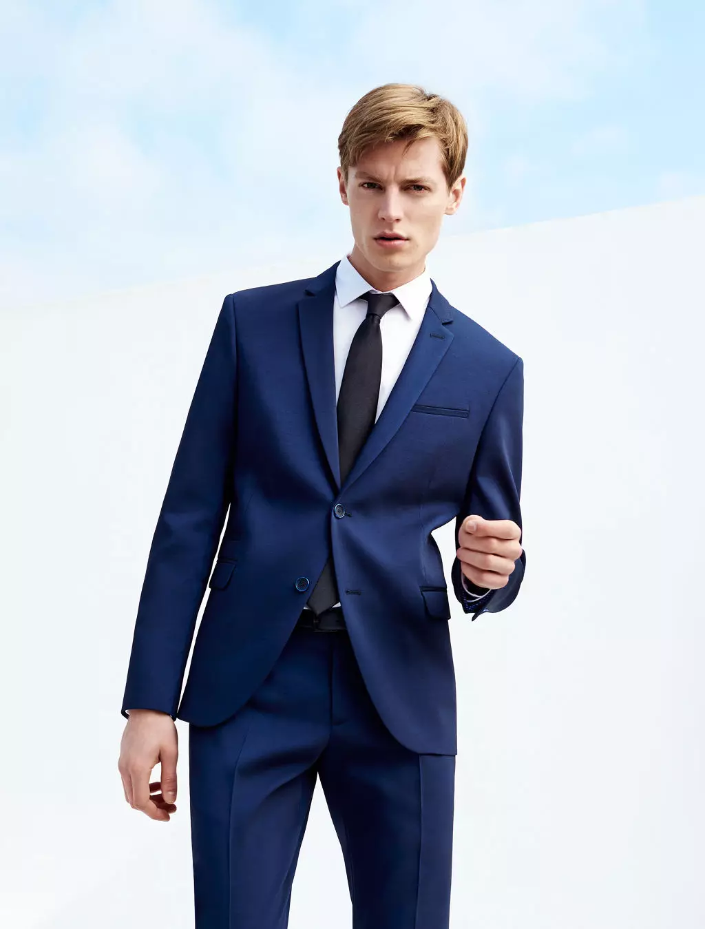 Inditex bekende vinnige mode Spaanse etiket Zara bied lookbook Man SS 15 aan, die eerste deel is pak en das, mansklere en pasmaakpakke vir sosiale geleenthede en kantoor-tot-uit. Tweede deel is New Navy gereed vir die naweek uitrustings en nie-formele geleenthede.